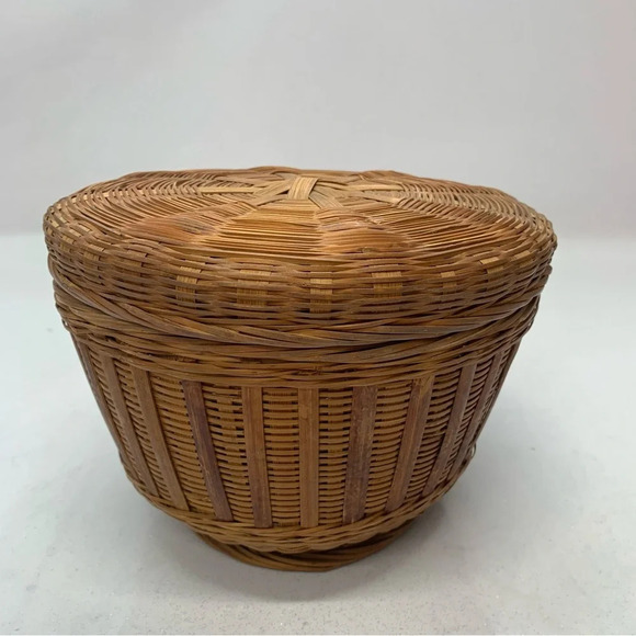 Wicker Woven Round Basket Lid Footed Trinket Sewing Boho Farmhouse Country Retro - Picture 1 of 12